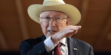 Ken Salazar se cansó de ser consecuente