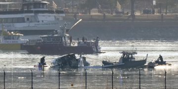 Se estrellan avión y helicóptero militar sobre el río Potomac