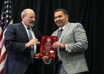 Homenajean al alcalde de El Paso, Oscar Leeser