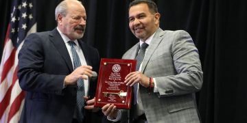 Homenajean al alcalde de El Paso, Oscar Leeser