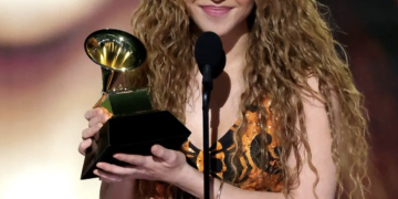 “Siempre lucharé con ustedes”, dice Shakira a los deportados al recibir el Grammy
