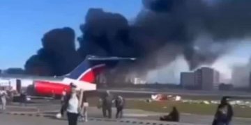 Se incendia el ala de avión en Houston cuando despegaba