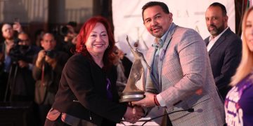 Entregan Presea Kirá a Elsa Patricia Hernández