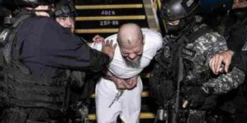 Trump deporta a El Salvador a 238 venezolanos, pese a prohibición