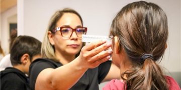 DIF y Asociación Nacional de Optometristas entregan lentes a 200 niños en Chihuahua