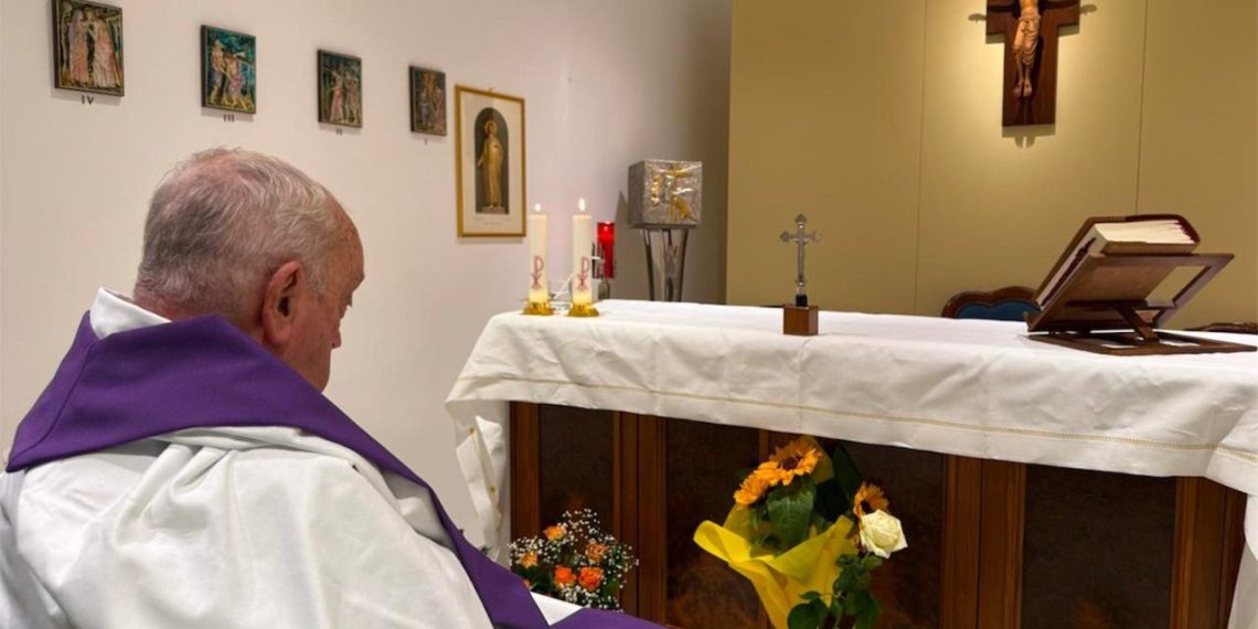 El Papa concelebró la Misa en la capilla privada del Gemelli