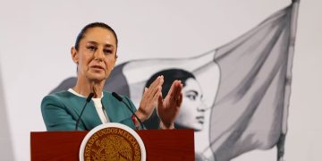 “Me lo regaló Layda Sansores”, dice Sheinbaum sobre su teléfono hackeado