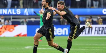 México salió con dos delanteros de punta y venció a Canadá 2-0