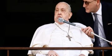 Dan de alta al papa Francisco luego de cinco semanas hospitalizado