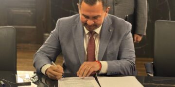 Firma Pérez Cuéllar convenio de «Viviendas para el Bienestar»