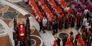 El cuerpo de Francisco en  la Basílica de San Pedro