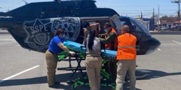 Realizan rescate aéreo de joven extraviado en el desierto