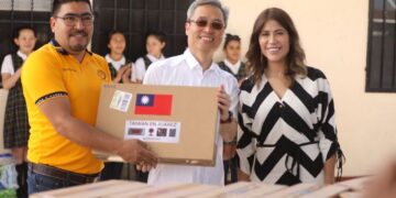 Reciben escuelas donación de computadoras de Taiwán