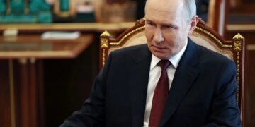 Acusan a Putin de violar su propia tregua, tras breve pausa en los combates en Ucrania
