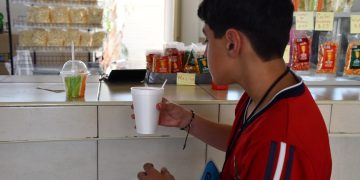 Entran en vigor medidas contra la venta de comida chatarra en escuelas