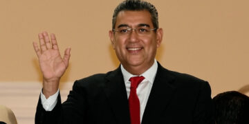 Sergio Salomón sustituye a Garduño en el INM