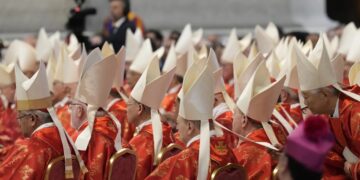 Empezó el cónclave para elegir papa: el mundo espera la fumata blanca