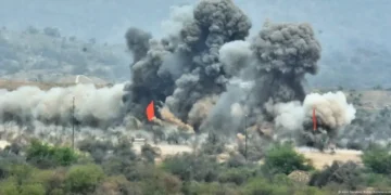 India bombardea presuntas bases terroristas en Pakistán