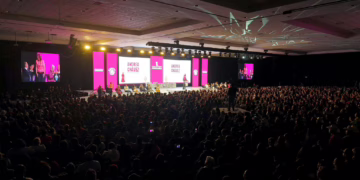 Andrea Chávez cierra un año controversial con miles en su informe