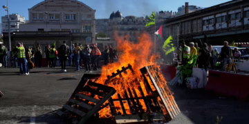 Protestas multitudinarias en Francia por recortes presupuestales
