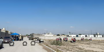 Estudiantes de la UACJ limpian lotes baldíos