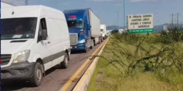 Denuncian extorsiones con bloqueo transportistas en salida de Juárez