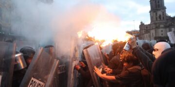 Vándalos dominan marcha del 2 de Octubre; 94 policías heridos
