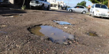 Juárez, la capital nacional de los baches: miles de cráteres siguen acechando a conductores pese a campañas de reparación