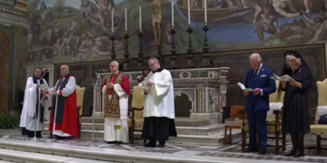 El rey Carlos III hace historia en el Vaticano con un rezo conjunto con el papa León XIV