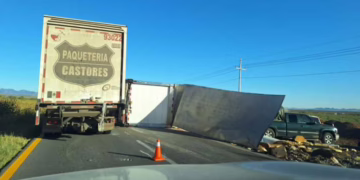 Volcadura de tráiler de huevos en carretera Chihuahua-Juárez genera caos y rapiña matutina
