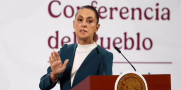 Sheinbaum responde a críticas y pide a Salinas Pliego pagar impuestos ante emergencia por lluvias