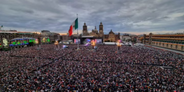 Sheinbaum llega a su primer año con el Zócalo a reventar y 73% de aprobación