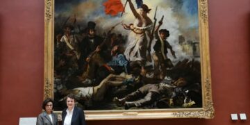 Francia en shock por el atraco a sus tesoros imperiales; búsqueda internacional
