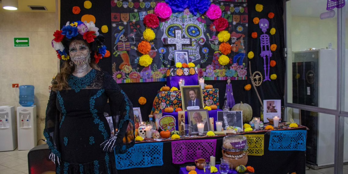 Adultos mayores de Chihuahua, Cuauhtémoc y Parral honran a sus difuntos con altares y concursos en Día de Muertos
