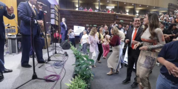 Diputados de Morena convierten sesión en bailongo con Sonora Santanera