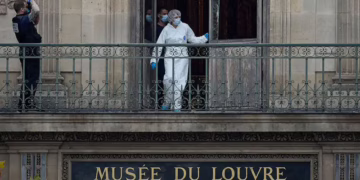 Dos detenidos por el audaz robo de joyas imperiales  en el Louvre