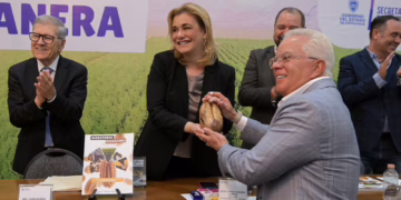 Maru Campos recibe distinción a la excelencia nogalera en nombre de Víctor Cruz Russek