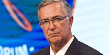 Multa de 21 mdd a Ricardo Salinas por desacato en caso con AT&T