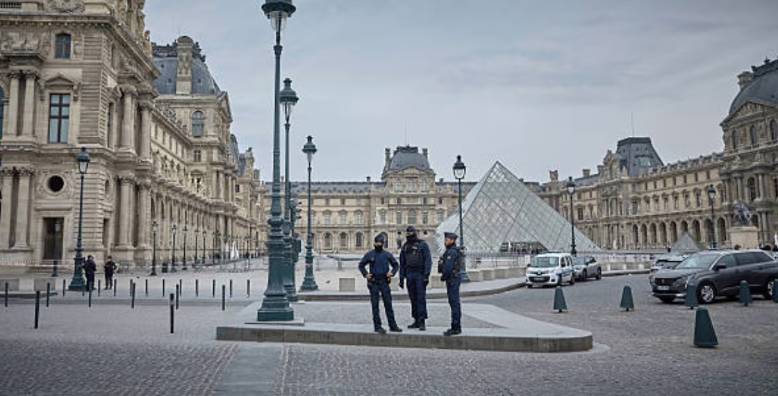 De atraco en el Louvre a viralidad publicitaria: La grúa alemana que robó el show