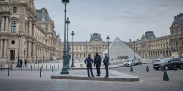 De atraco en el Louvre a viralidad publicitaria: La grúa alemana que robó el show