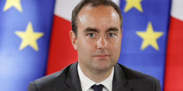 Renuncia el primer ministro de Francia a 26 días de asumir