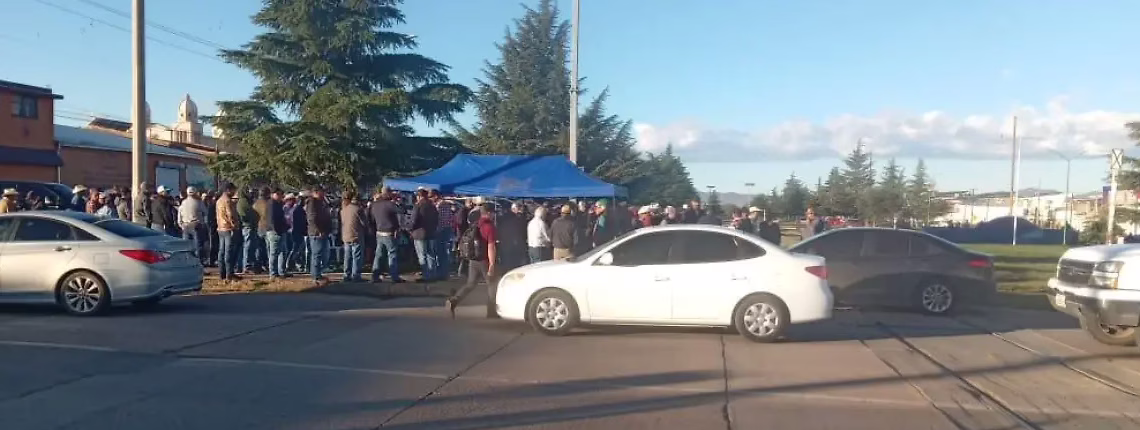 Campesinos bloquean vías del tren en Cuauhtémoc por demandas agrarias ignoradas