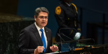 Trump Indulta a Expresidente Hondureño Condenado por Narcotráfico en Pleno Debate Electoral