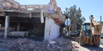 Demuelen finca abandonada en la Chaveña por riesgo inminente a la ciudadanía