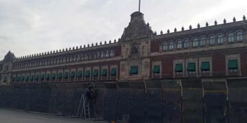 Blindan Palacio Nacional con vallas de tres metros ante inminentes protestas de maestros y jóvenes