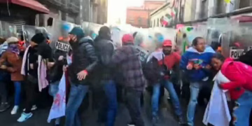 Maestros de la CNTE chocan con policías al intentar forzar vallas en Palacio Nacional