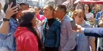 Acosan a Sheinbaum en el Centro Histórico: hombre la abraza y besa sin consentimiento en pleno saludo ciudadano