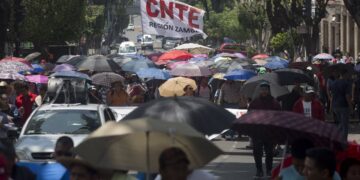CNTE intensifica protestas en segundo día de paro nacional con tomas de casetas y plantones indefinidos