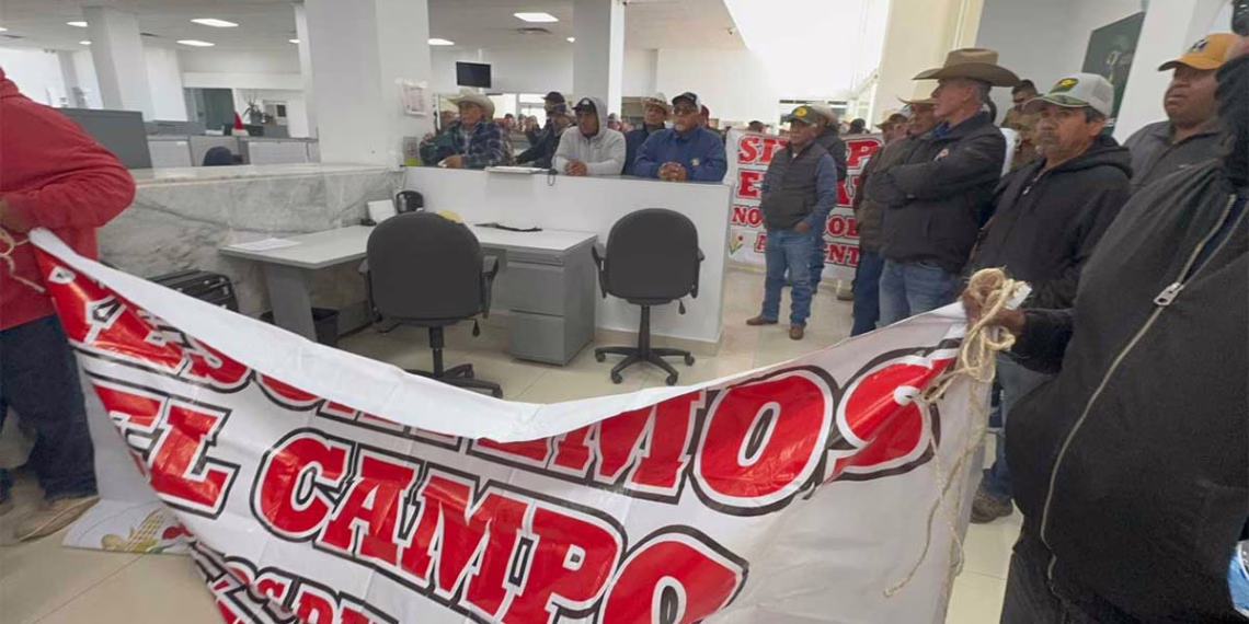 Agricultores toman la aduana de Ciudad Juárez en protesta por comercio desleal