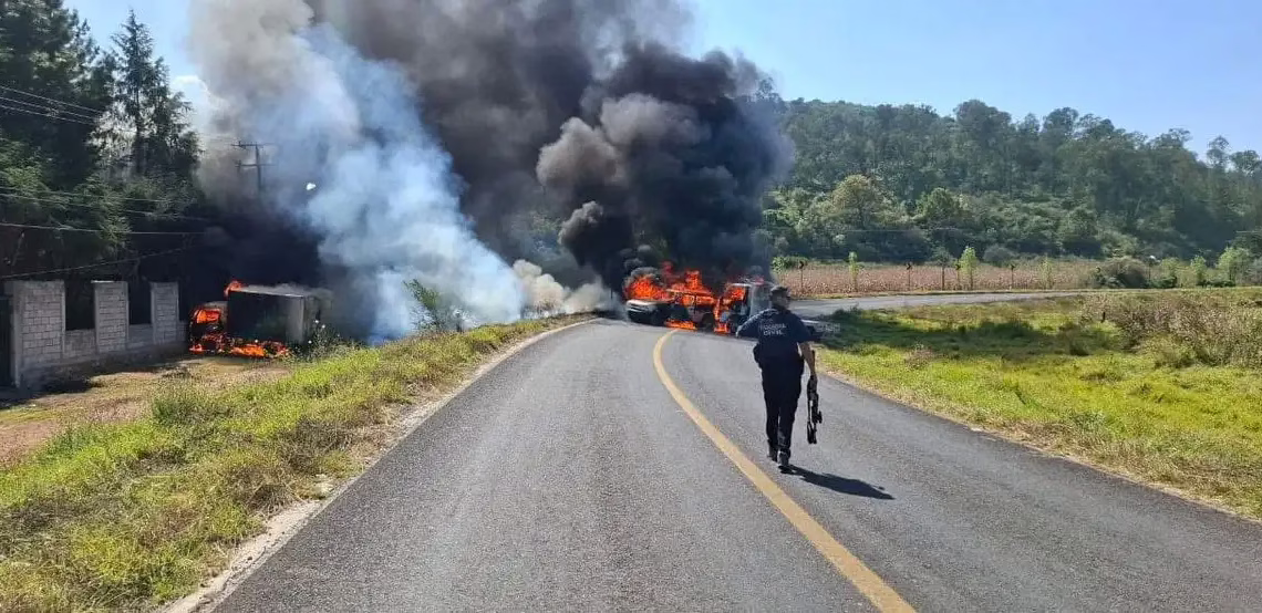 CJNG incendia vehículos en 12 municipios de Michoacán